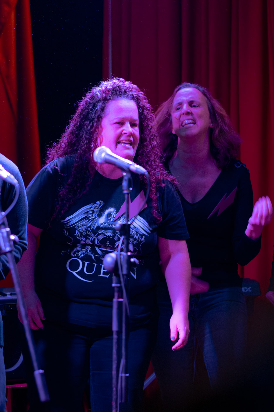 Alumnas adultas cantando en escenario en el Junio EMEX Experience, escuela de música Pozuelo