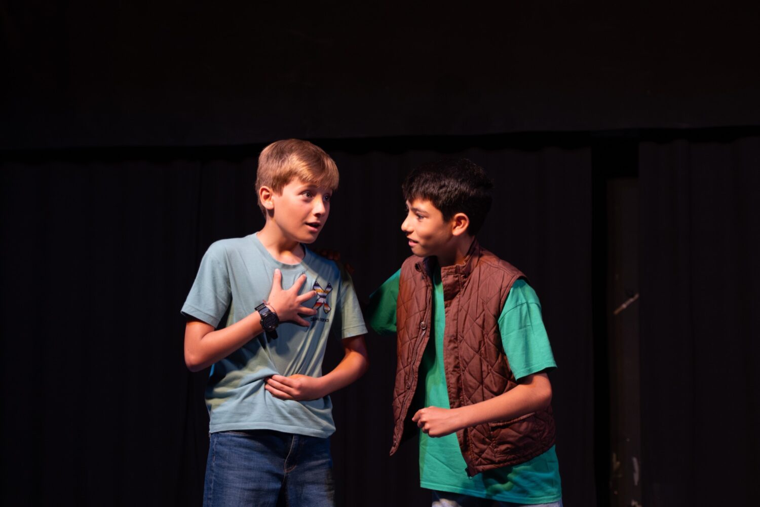 Alumnos de Emex Música en escenario durante taller de teatro musical para niños y jóvenes