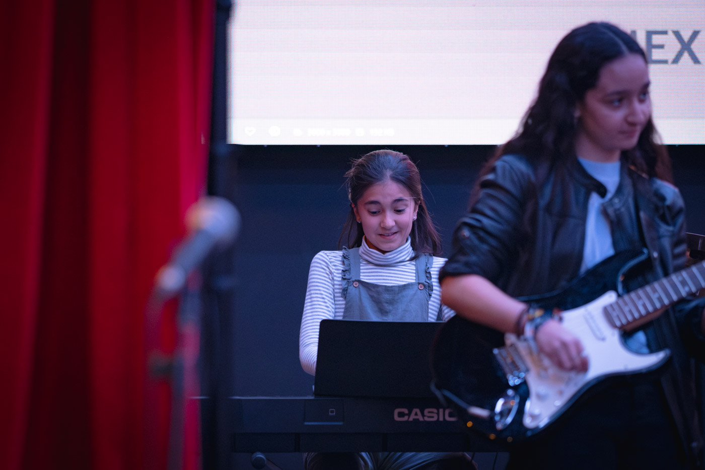 Alumnas de EMEX tocando piano y guitarra en una agrupación