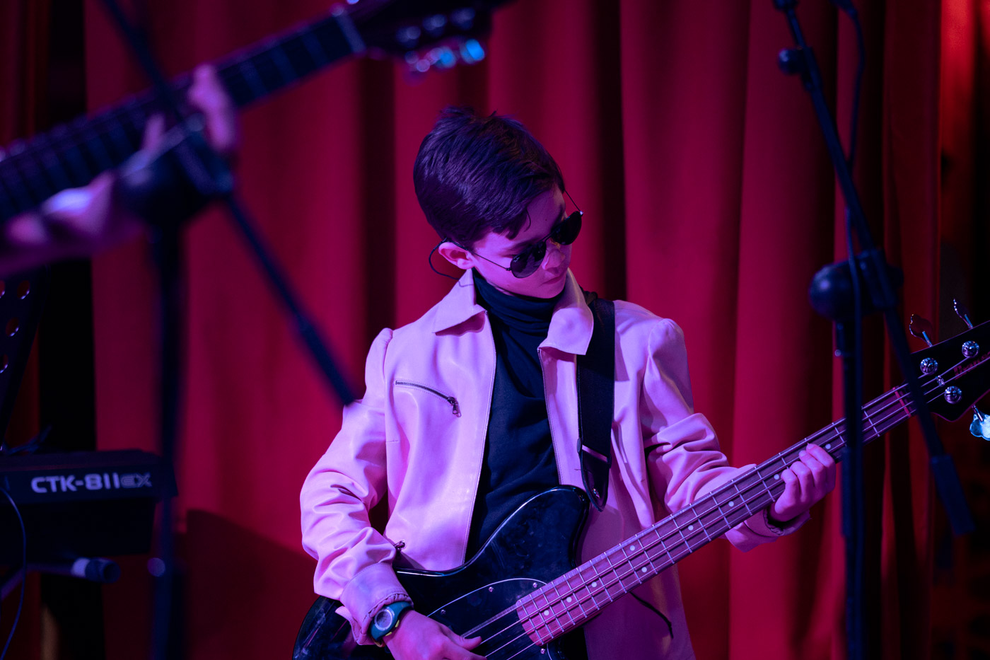 Bajo eléctrico de alumno de EMEX Música en concierto