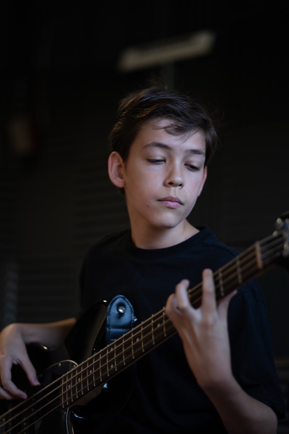 Alumno de EMEX Música tocando bajo eléctrico en clase